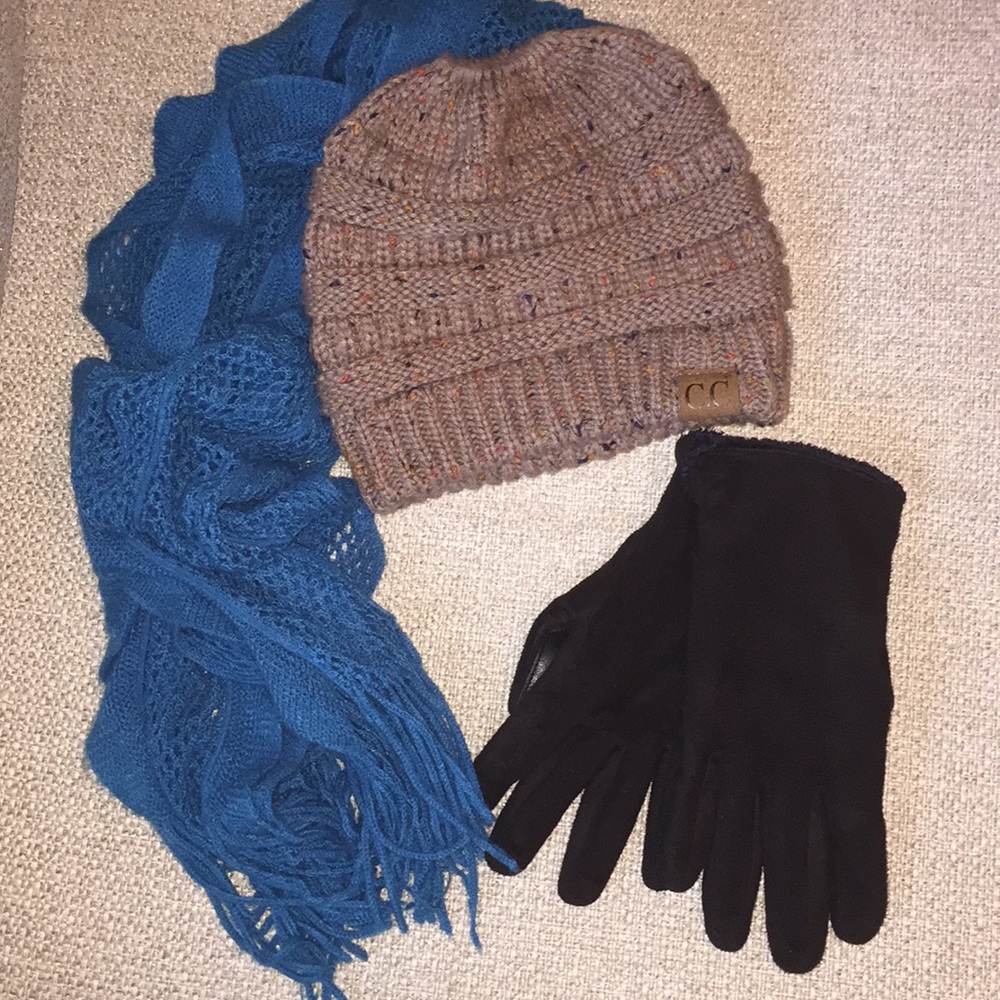 Women’s C.C Ponytail Knit Hat.